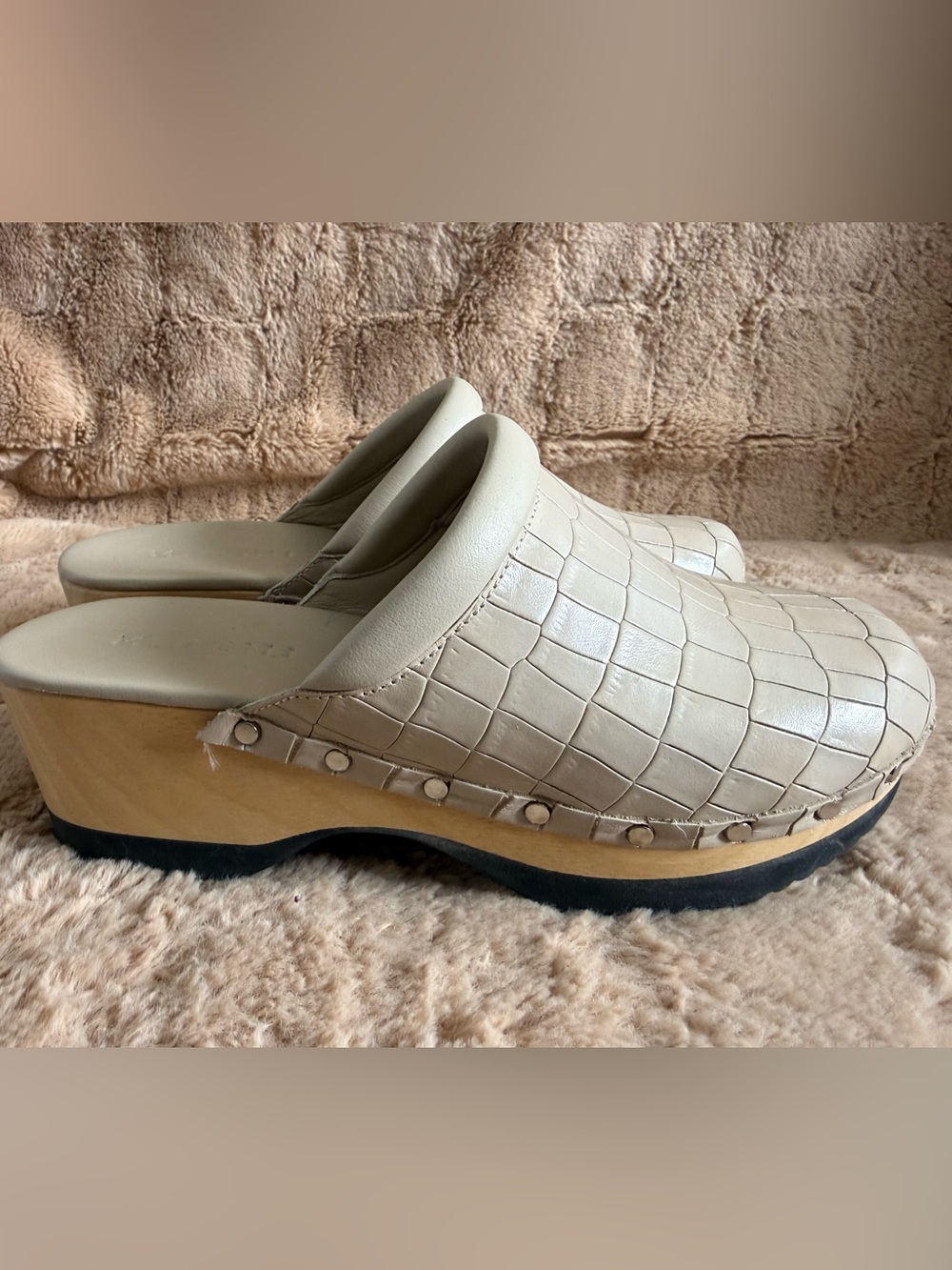 M Gemi Pale Grey Cream Croc-Textured Slip-On Clog - 8